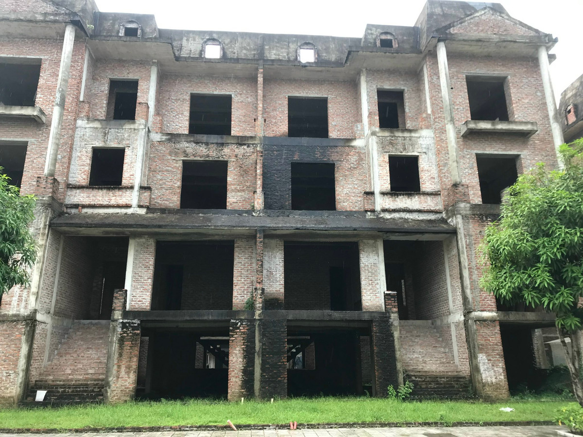 Nhiều biệt thự chưa hoàn thiện, rêu mốc, hoang tàn