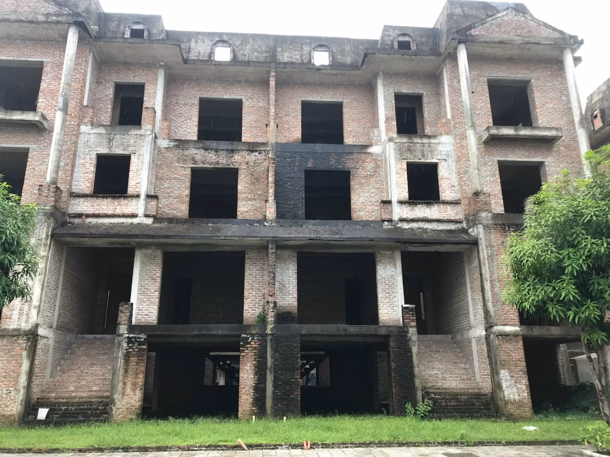 Nhiều biệt thự chưa hoàn thiện, rêu mốc, hoang tàn