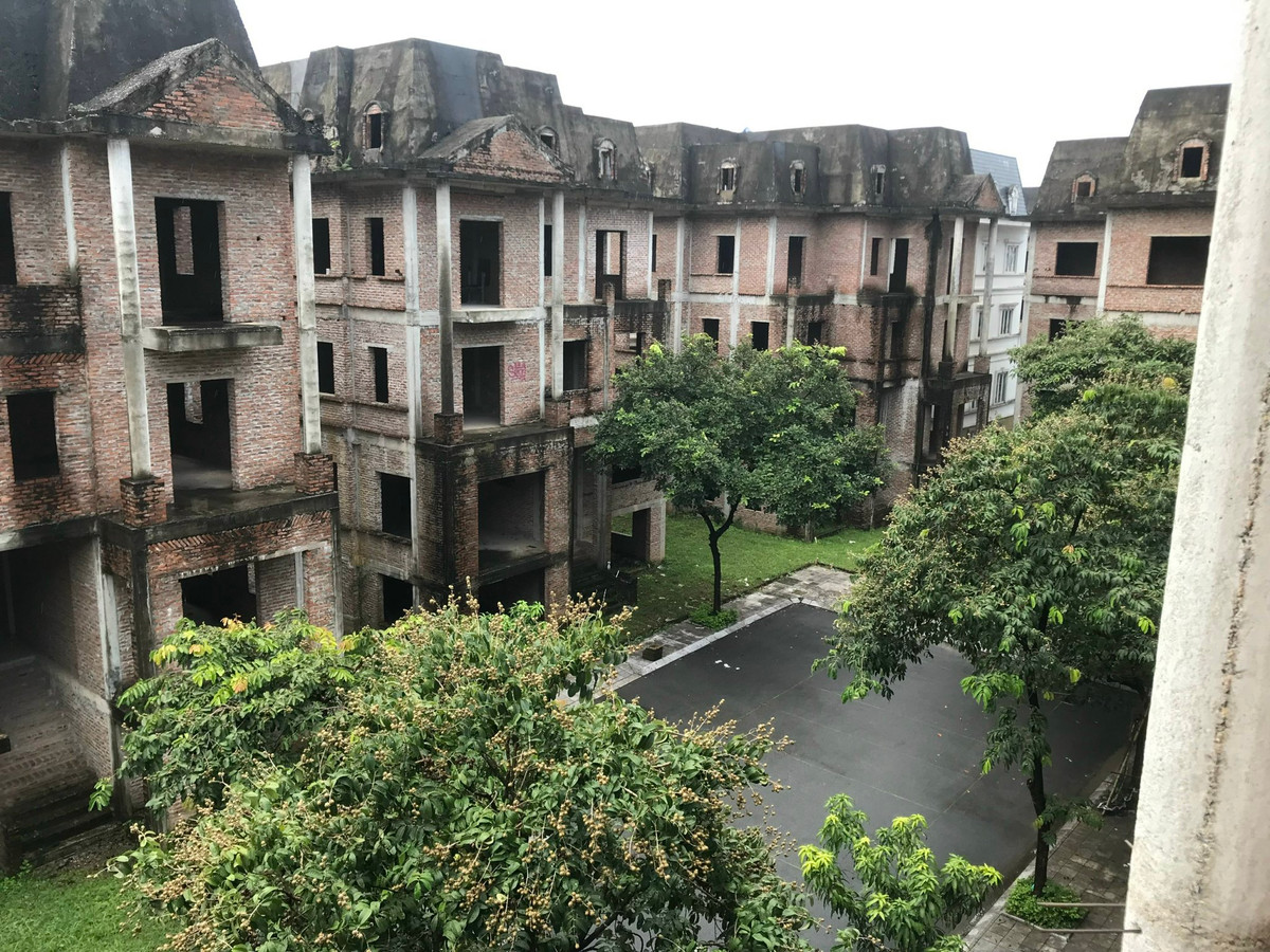 Có hàng trăm biệt thự mới xây xong phần thô đang phơi nắng, phơi sương nhiều năm nay xuống cấp nghiêm trọng.