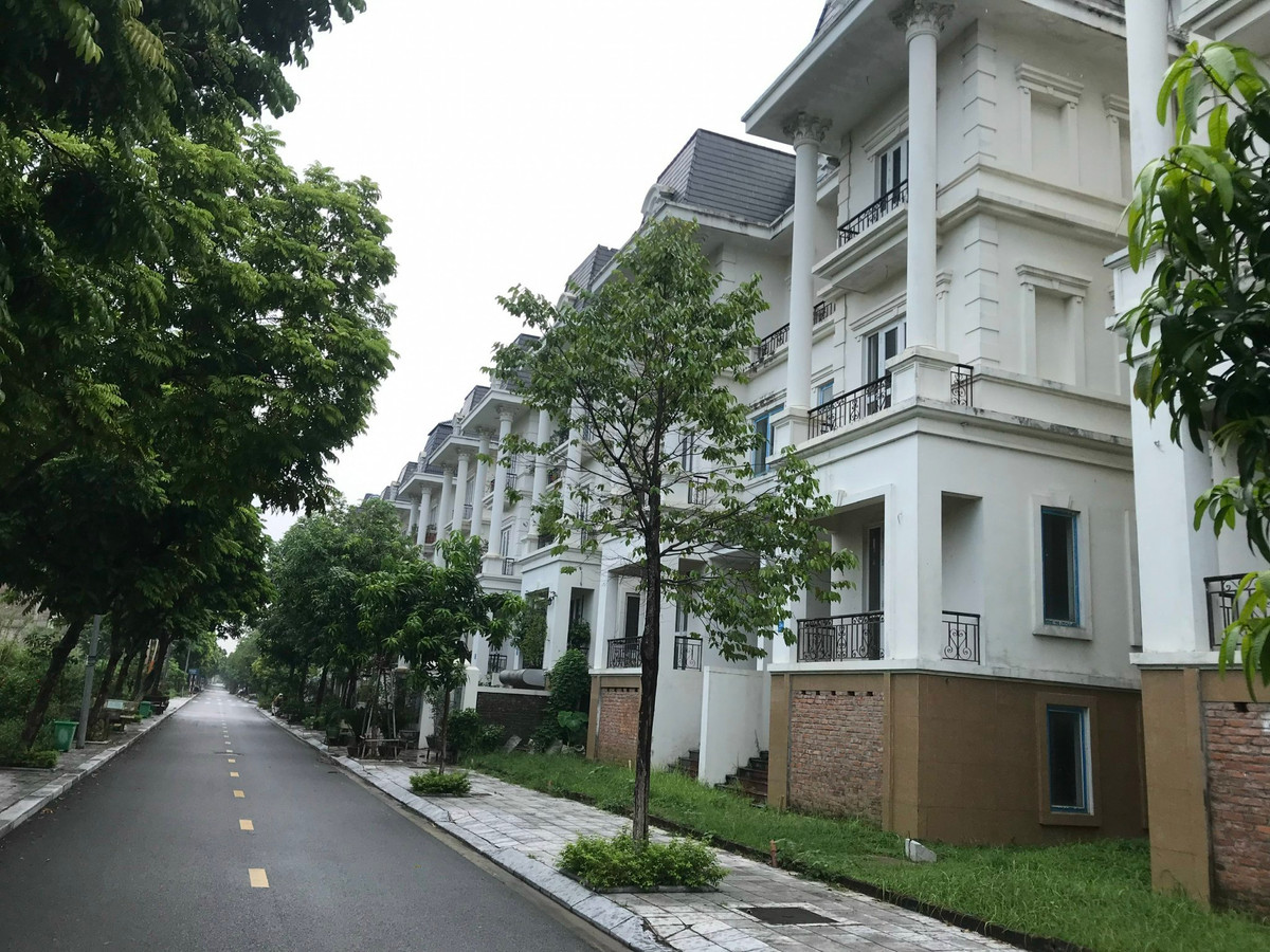Tuy nhiên, dù nhiều biệt thự, nhà liền kề đã được hoàn thiện nhưng vẫn vắng bóng người ở.