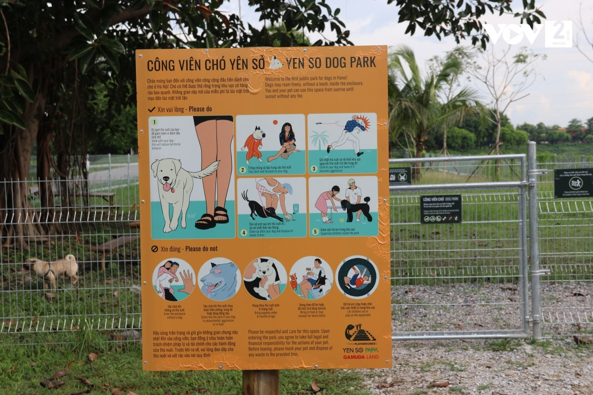 Bảng thông tin, chỉ dẫn tại Công viên chó. Công viên chó Yên Sở bắt đầu đi vào hoạt động từ tháng 7/2022, mở cửa miễn phí từ sáng đến 18 giờ 30 mỗi ngày. - Ảnh: vtc.vn