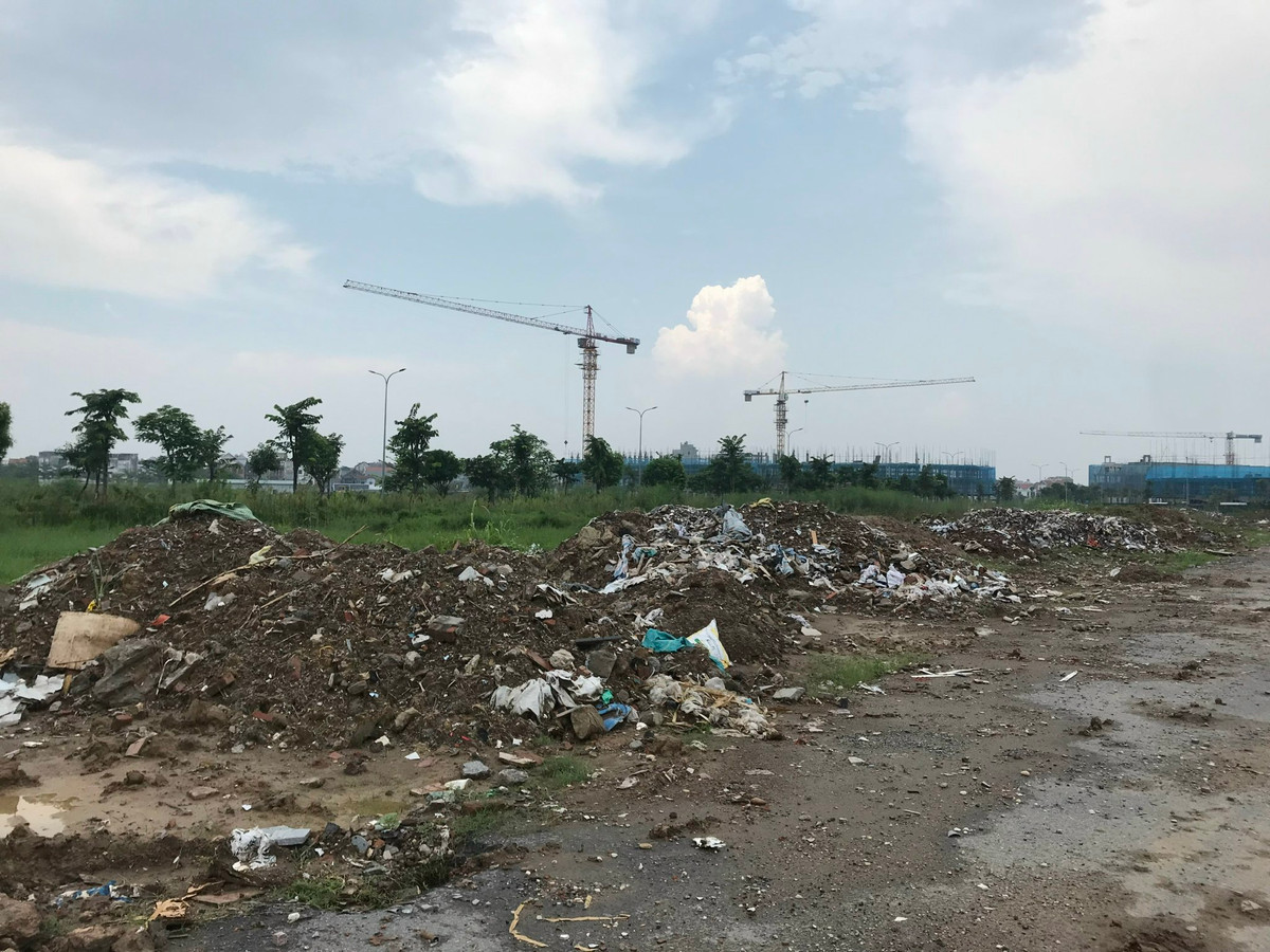 Nhiều khu vực chưa được triển khai tại dự án vật liệu xây dựng đổ bừa bãi.