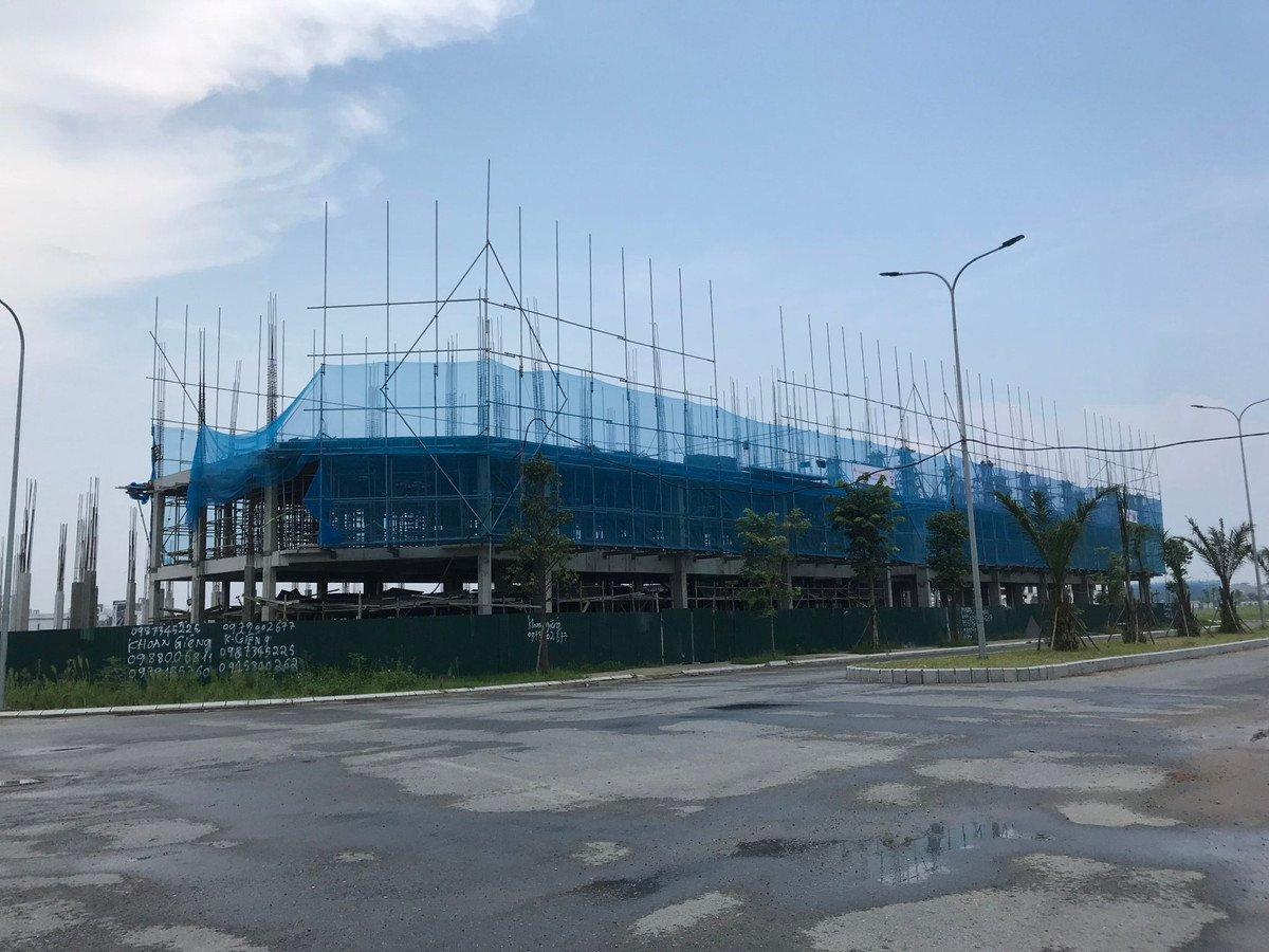 Dự án Hinode Royal Park từng nhiều lần bị UBND TP. Hà Nội nhắc nhở vì không triển khai, nợ thuế. Đến tháng 6/2020, tại Hội nghị “Hà Nội 2020 - Hợp tác đầu tư và phát triển”, dự án này lại nhận quyết định chủ trương đầu tư mới.