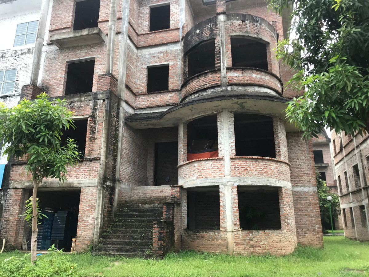 Dù nằm phía Tây Hà Nội ngay cửa ngõ Thủ đô nhưng KĐT Lideco hoang vắng trong khung cảnh nhiều dãy biệt thự bỏ hoang.