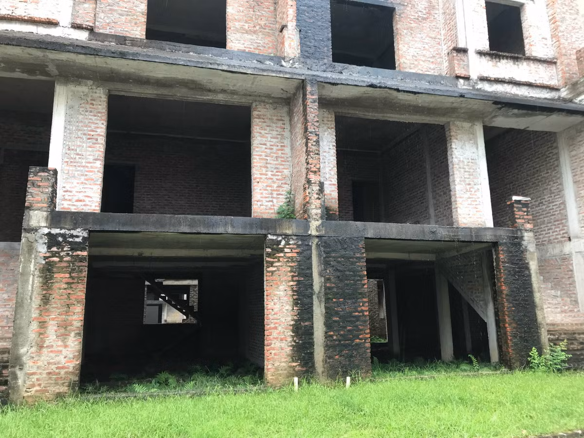 Biệt thự bỏ hoang, rêu mốc, xuống cấp nhiều năm nay gây lãng phí tại KĐT Lideco.