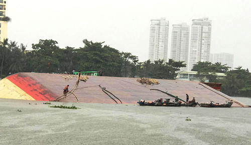Cơ quan chức năng đang phối hợp giải quyết sự cố và làm rõ có người mất tích hay không sau vụ tai nạn để ứng cứu.