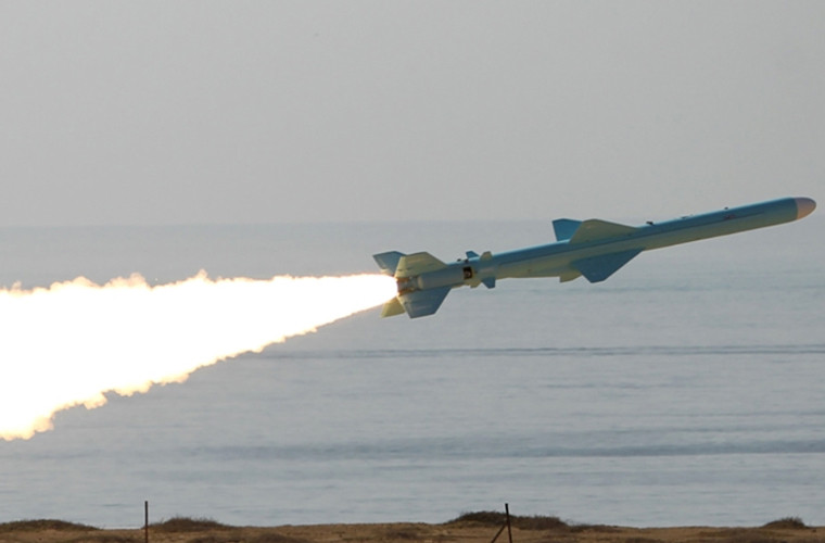 Tên lửa hành trình chống hạm C-802 do Trung Quốc thiết kế sản xuất từ những năm 1980. Iran đã nhập khẩu số lượng lớn C-802 và mua giấy phép sản xuất với tên gọi Noor/Qader. C-802 được đánh giá là độ phản xạ tín hiệu radar thấp, khả năng tấn công mục tiêu ở độ cao cực thấp khiến rất khó đánh chặn tên lửa. Nó được trang bị động cơ tuốc bin phản lực cho tốc độ bay Mach 0,9, tầm bắn 120km, mang đầu đạn 165kg.