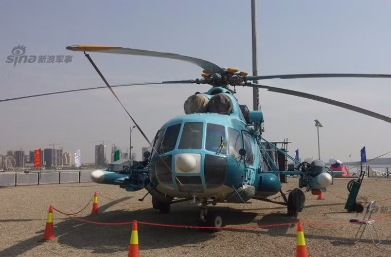 Hình ảnh trực thăng vận tải Mi-171 của Iran được cải tiến “lạ” thực chất đã xuất hiện lần đầu kể từ năm 2015. Với hình ảnh này đúng hơn là khiến người ta phải kinh ngạc khi hai bên hông Mi-171 được trang bị tên lửa thay vì các cụm ống phóng rocket hay súng máy thường thấy.