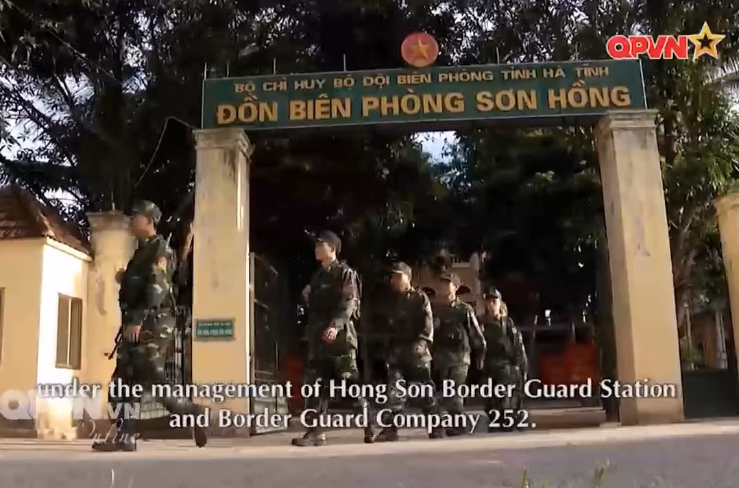 Tiểu đội biên phòng đồn Sơn Hồng rời doanh trại tới vị trí tập kết thực hiện cuộc tuần tra song phương.