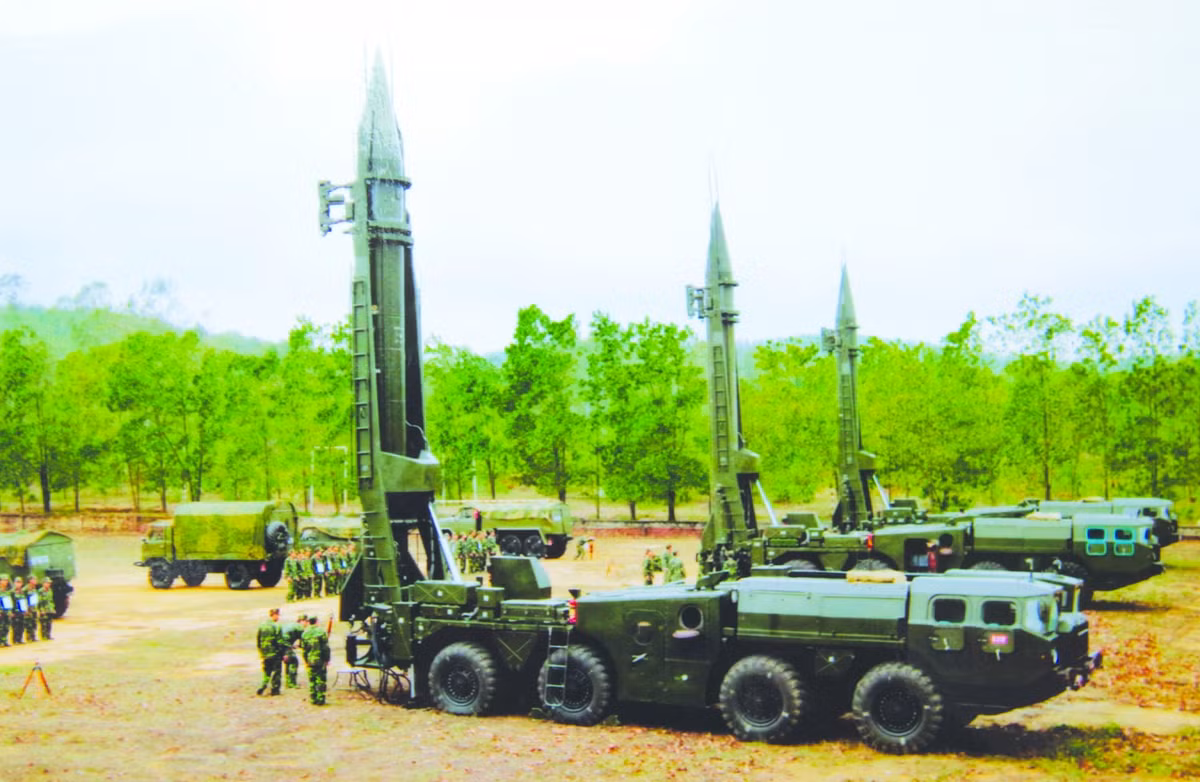 Trong cuộc trả lời phỏng vấn gần đây với tờ VNQĐ, Tư lệnh Binh chủng Pháo binh – Thiếu tướng Đỗ Tất Chuẩn cho biết: ….“chúng ta hiện đang có tên lửa đất đối đất Scud nhiên liệu lỏng, và tương lai, sẽ được trang bị thêm các loại tên lửa đất đối đất hiện đại hơn”.