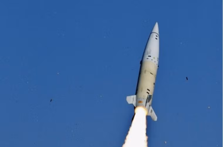 Ví dụ phiên bản đầu tiên MGM-140A Block mang đầu đạn chùm chứa 950 quả bom nhỏ chống bộ binh M74 với tầm bắn tối đa chỉ 128km. Còn Phiên bản mới nhất MGM-168 ATACMS Block IVA (tên cũ là MGM-140E) trang bị đầu nổ phá 230kg chứa bom nhỏ M74, tầm bắn tăng lên 300km, trang bị công nghệ dẫn đường GPS và INS.