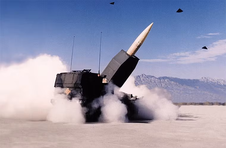 Có một điểm khác với Scud hay Iskander là MGM-140 ATACMS không được thiết kế bệ phóng riêng rẽ, độc lập mà sử dụng chung với bệ phóng hệ thống pháo phản lực hạng nặng M270 MLRS…Bệ phóng M270 MLRS thiết kế theo kiểu module cho phép triển khai lắp đặt rất dễ dàng cụm ống phóng MGM-140 lên bệ. Mỗi bệ M270 có thể triển khai tối đa 2 đạn MGM-140 trong khi HIMARS là một đạn.