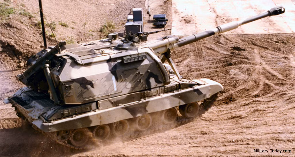 2S19 Msta-S sử dụng động cơ diesel V-84A công suất 840 mã lực giúp xe pháo đạt tốc độ tối đa 60km/h và tầm hoạt động 500km, khác với PzH 2000 động cơ đặt phía trước, ở 2S19 thì động cơ được đặt phía sau xe, ngoài ra nó còn có một động cơ phụ đảm bảo hoạt động của xe khi đứng yên. Hệ thống treo của 2S19 hoạt động rất tốt đảm bảo cho nó có thể vượt qua các địa hình gồ ghề với 6 bánh chịu lực mỗi bên xích cùng khả năng lội nước sâu 5m.