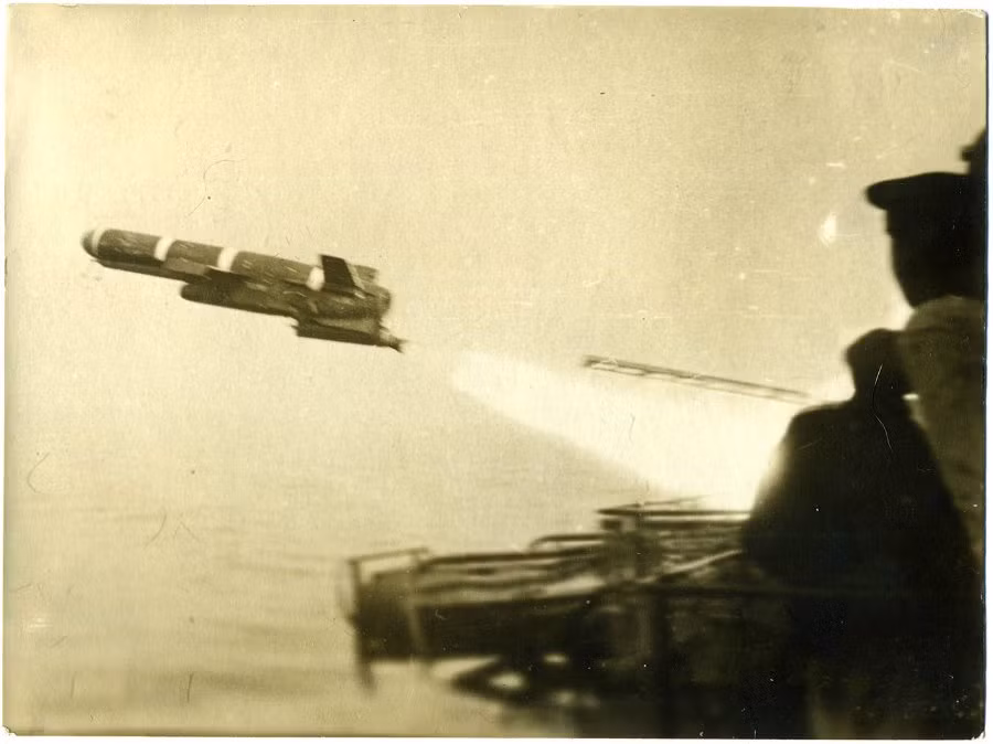 Tên lửa hành trình chống hạm đầu tiên của Liên Xô dài 7,6m, sải cánh 4,6m, nặng tới 3,1 tấn, đạt tầm bắn 40km với động cơ nhiên liệu rắn. Tuy dùng hệ dẫn đường quán tính thiếu tính chính xác nhưng loại tên lửa này sử dụng đầu đạn hạt nhân.