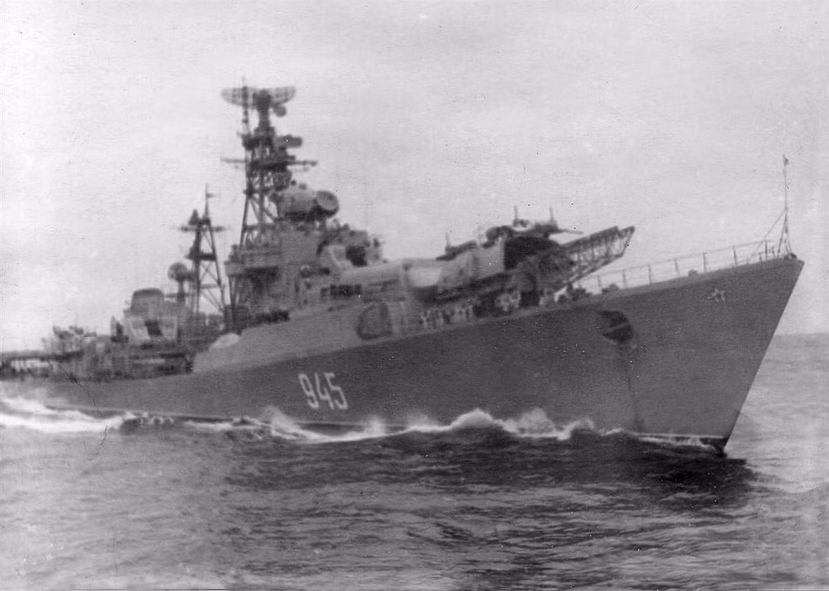 Tàu khu trục tên lửa đầu tiên của Liên Xô được thiết kế với hai bệ phóng SM-59 đặt trong hangar bọc thép, với 12 đạn tên lửa hành trình chống hạm KSShch (hay gọi là P-1 hoặc Strelka hoặc NATO gọi là SS-N-1 Scrubber).