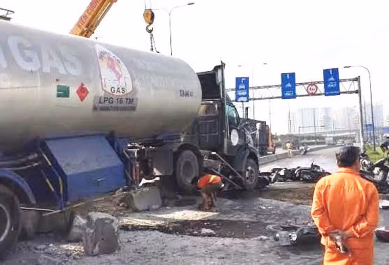 Đến 9h30 sáng nay (25/12), các ngành chức năng Công an, Viện kiểm sát nhân dân quận 2, TP HCM bước đầu đã khám nghiệm xong hiện trường vụ tai nạn xe bồn tông nhiều xe máy trên XLHN (đoạn cửa ngõ cầu vượt Cát Lái, phường An Phú, quận 2). Đây là chiếc xe bồn chở khí hoá lỏng.