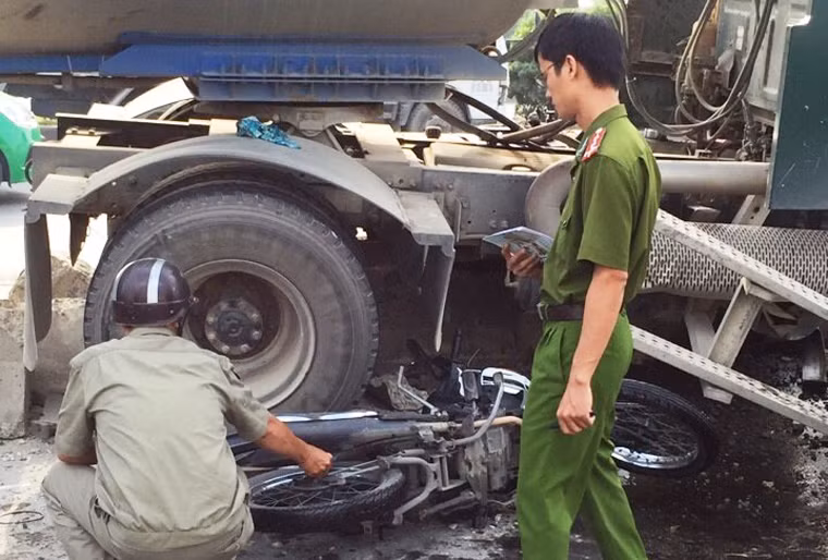Tuy nhiên có 3 xe máy bị xe bồn cán bẹp dúm, biến dạng; 3 phương tiện khác cũng bị hư hỏng nặng.