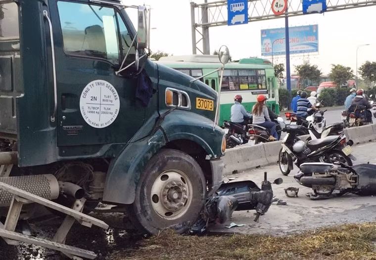 "Lúc đó khoảng gần 7h cùng ngày, dòng xe máy đang dừng chờ đèn tín hiệu tại điểm giao cầu vượt Cát Lái, bất ngờ chiếc xe bồn chở khí hoá lỏng vừa đổ dốc cầu Rạch Chiếc lao lên dải phân cách bay sang làn xe máy rồi cuốn hàng loạt người xe vào gầm... Cảnh tượng lúc đó hết sức kinh hoàng, nhiều nạn nhân bị thương bò ra từ gầm xe kêu cứu...", một người dân chứng kiến kể lại.