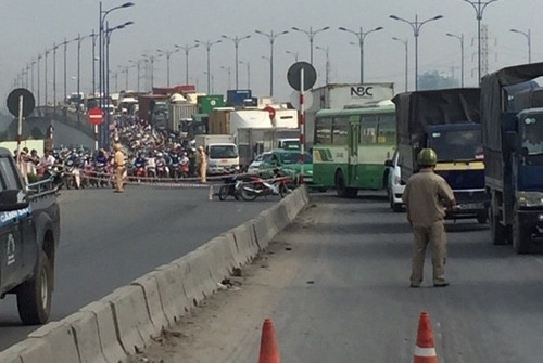 Đến gần 10h cùng ngày, ùn ứ giao thông ở cửa ngõ phía Đông từ các tỉnh vào TP HCM vẫn còn phức tạp khi hiện trường vụ tai nạn đang được giải toả.