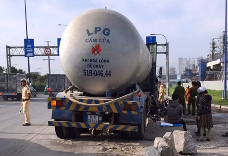 Nhiều người đi đường vẫn chưa hết bàng hoàng sau thời khắc chiếc xe bồn lao vào dòng xe máy đang dừng chờ đèn tín hiệu.