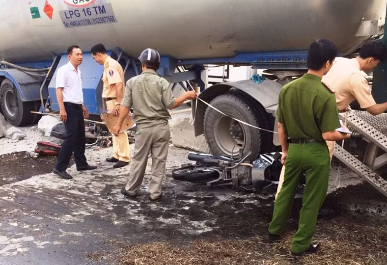 Một cán bộ Công an trực tiếp giải quyết vụ tai nạn cho biết: "Rất may có dải phân cách nên nhiều người đã kịp nhảy khỏi xe máy nên hậu quả thiệt hại về người không nghiêm trọng. Xác định có 7 người bị thương nhẹ và tất cả đều đã xuất viện đến làm việc với cơ quan điều tra để giải quyết vụ việc".