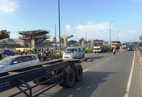 Xe dau keo can chet nguoi o cua ngo Sai Gon