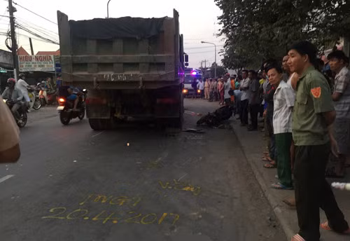 Xe ben deo logo “tu quy 9” can chet nu cong nhan