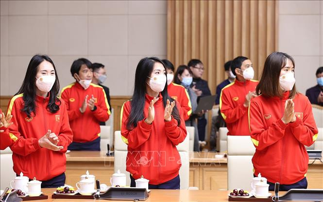 Các cầu thủ đội tuyển nữ Việt Nam tham dự buổi gặp. (Ảnh: TTXVN).