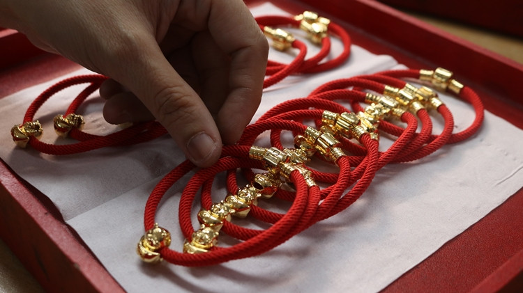 Dòng sản phẩm vòng charm bằng vàng 24k nguyên khối cũng được PNJ tung ra thị trường.