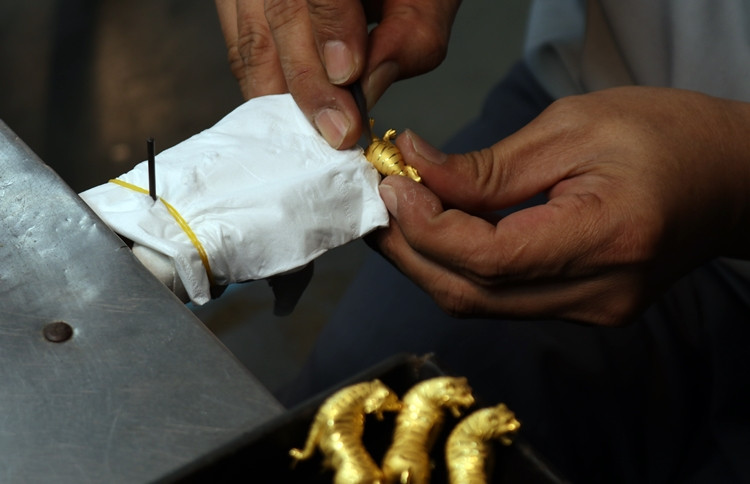 Tượng Kim Dần Đại Cát (lớn) bằng hợp kim cao cấp mạ vàng 24k, cẩn đá ruby và Kim Dần Thịnh Vượng (nhỏ) bằng vàng 24k, cẩn đá ruby, trọng lượng 5 chỉ được chế tác với những chi tiết tỉ mỉ, tinh xảo.