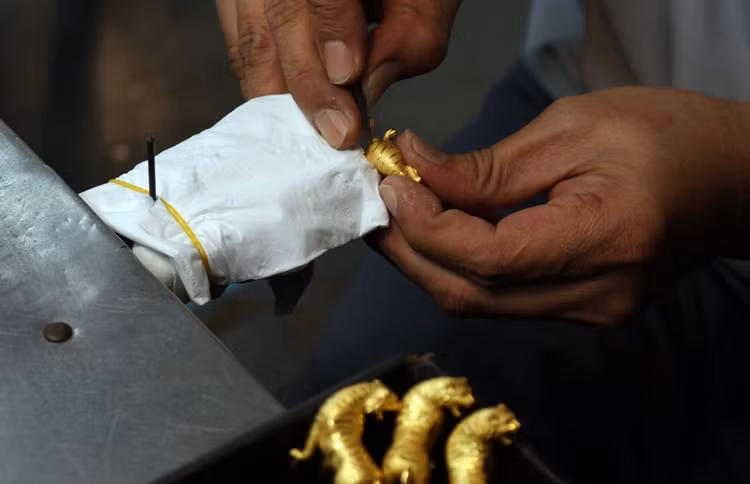 Tượng Kim Dần Đại Cát (lớn) bằng hợp kim cao cấp mạ vàng 24k, cẩn đá ruby và Kim Dần Thịnh Vượng (nhỏ) bằng vàng 24k, cẩn đá ruby, trọng lượng 5 chỉ được chế tác với những chi tiết tỉ mỉ, tinh xảo.