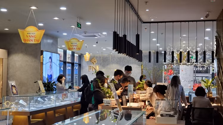 Nắm bắt tình hình dịch bệnh COVID-19 vẫn phức tạp, nhiều đơn vị kinh doanh vàng còn thông báo cho khách hàng đặt mua online để tránh tình trạng khách hàng phải xếp hàng chờ lâu trong ngày vía Thần Tài.
