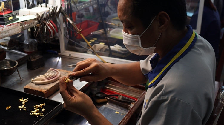Thợ kim hoàn tỉ mỉ đến từng chi tiết.