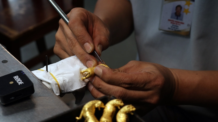 Hình ảnh Kim Dần vươn mình dũng mãnh trên tán tùng truyền tải thông điệp về sức sống, nghị lực và ý chí vượt thử thách.