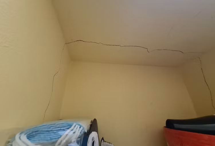 Ngày 22/2/2022, ghi nhận của phóng viên tại nhà của ông Nguyễn Bá Quân (ngay cạnh trường tiểu học Thúy Lĩnh) thấy, trên tường có chằng chịt những vết nứt cả trong lẫn ngoài.