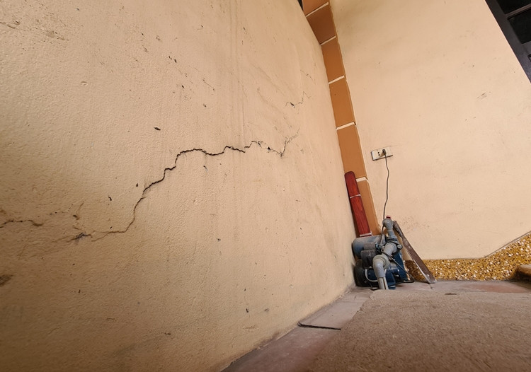 Ông Quân cho biết, ban đầu tường nhà của gia đình chỉ xuất hiện một vài vết nứt nhỏ nhưng càng ngày vết nứt xuất hiện càng nhiều, và có hiện tượng lớn dần.