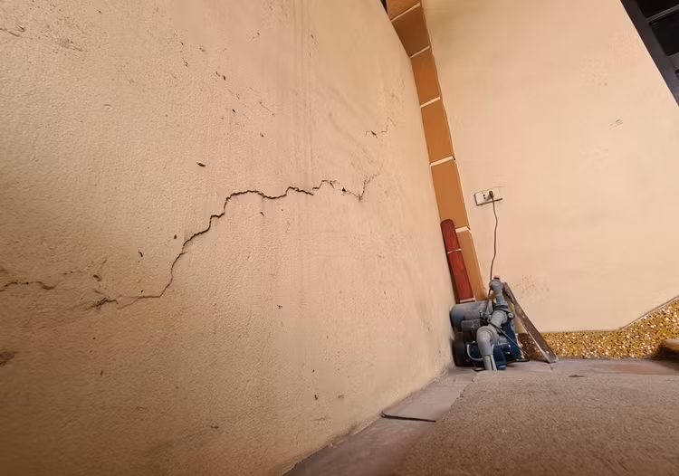 Ông Quân cho biết, ban đầu tường nhà của gia đình chỉ xuất hiện một vài vết nứt nhỏ nhưng càng ngày vết nứt xuất hiện càng nhiều, và có hiện tượng lớn dần.