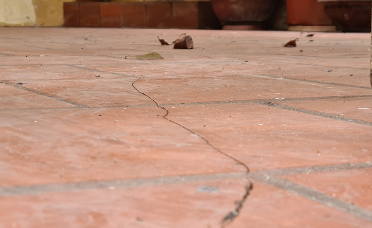 Bên cạnh đó, nhà của ông Nguyễn Bá Quân còn có hiện tượng lún, nghiêng dần sang phía trường tiểu học Thúy Lĩnh khiến gia đình bất an.