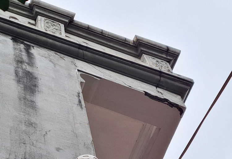 Một số vị trí khác tại ngôi nhà của ông Quân bị hư hỏng vì thi công xây dựng trường Tiểu học Thúy Lĩnh.