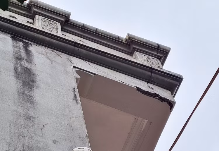 Một số vị trí khác tại ngôi nhà của ông Quân bị hư hỏng vì thi công xây dựng trường Tiểu học Thúy Lĩnh.