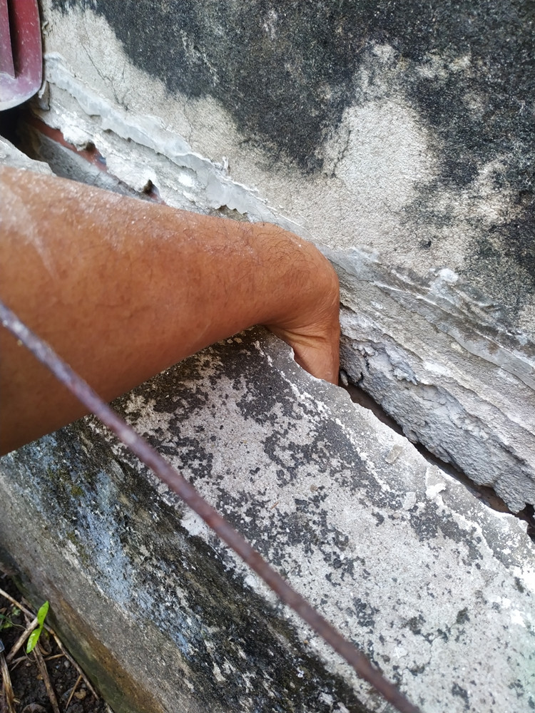 Các vết nứt ngày càng mở rộng thêm, đến nay chỗ rộng nhất đã hơn 5cm. Theo ông Hải, mỗi lần trời mưa, nhà của ông liền bị thấm nước gây ẩm mốc, bong tróc sơn, ảnh hưởng đến kết cấu và độ bền căn nhà. Hiện gia đình cũng rất hoang mang.