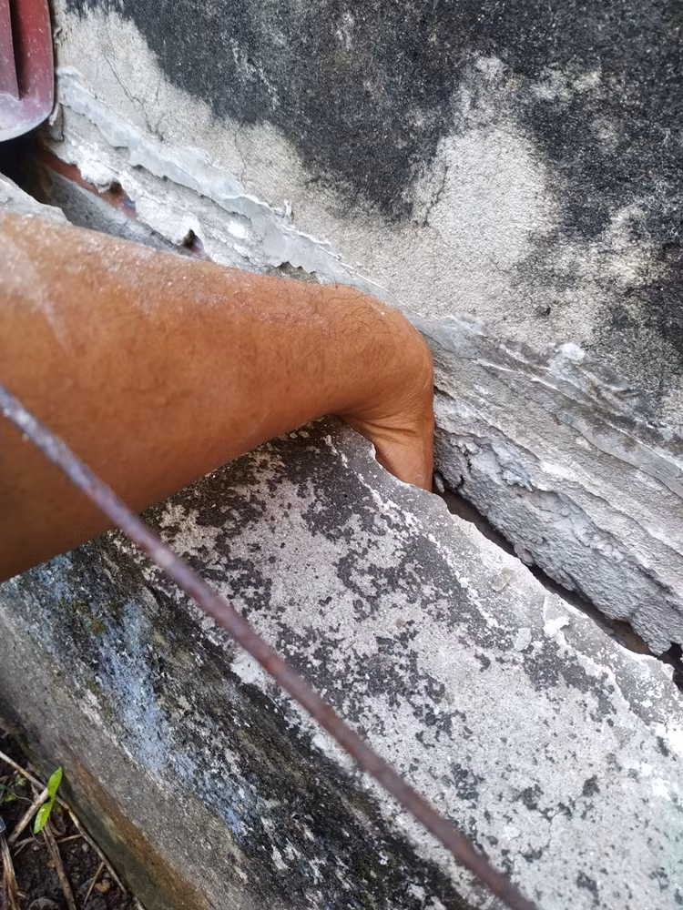 Các vết nứt ngày càng mở rộng thêm, đến nay chỗ rộng nhất đã hơn 5cm. Theo ông Hải, mỗi lần trời mưa, nhà của ông liền bị thấm nước gây ẩm mốc, bong tróc sơn, ảnh hưởng đến kết cấu và độ bền căn nhà. Hiện gia đình cũng rất hoang mang.