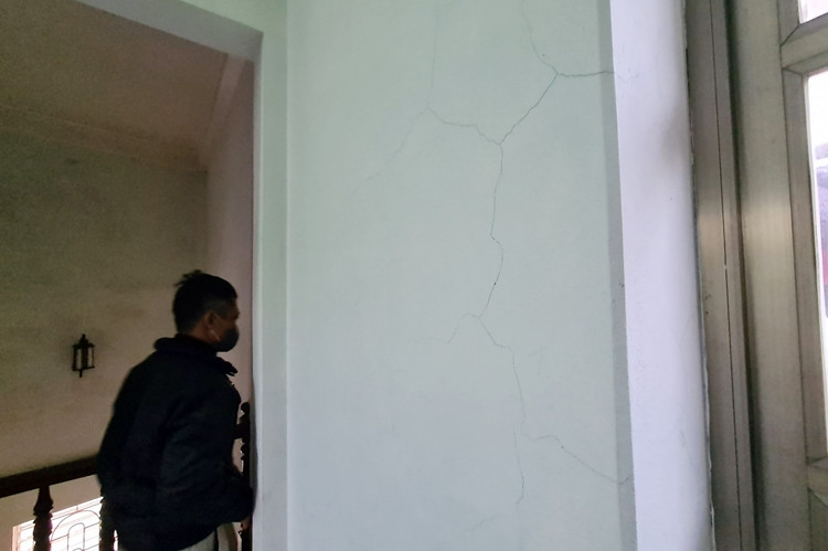 Tương tự, bên trong nhà của ông Lê Văn Tứ cũng xuất hiện vết rạn nứt tại một vài vị trí trên tường. Ông Tứ cho biết: “May mắn móng nhà của gia đình tốt nên không bị ảnh hưởng nhiều so với các hộ khác. Hôm qua (tức 21/2/2022), có đơn vị thi công họ đến ghi nhận, hứa hỗ trợ cho 5 triệu đồng”.