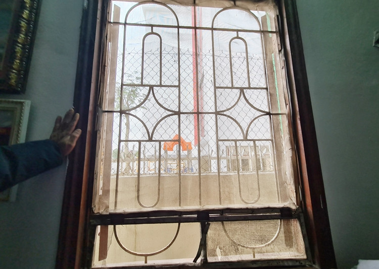 Ông Hải cho biết, gia đình đã làm đơn gửi đến UBND phường Lĩnh Nam và Ban quản lý dự án quận Hoàng Mai để yêu cầu được giải quyết sự việc. Phía bên đơn vị nhà thầu, thi công sau khi nắm bắt thông tin đã cho người sang sơn lại và che chắn vết nứt nhưng rất sơ sài, mưa xuống nước vẫn thấm dột khắp tường nhà.