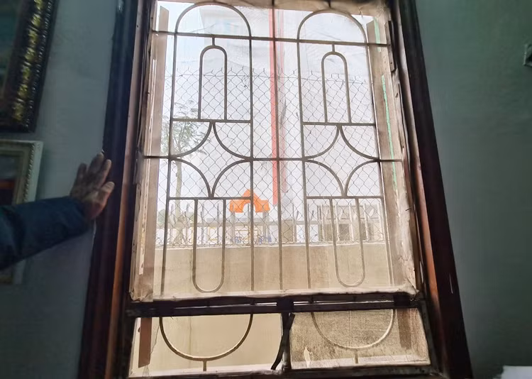 Ông Hải cho biết, gia đình đã làm đơn gửi đến UBND phường Lĩnh Nam và Ban quản lý dự án quận Hoàng Mai để yêu cầu được giải quyết sự việc. Phía bên đơn vị nhà thầu, thi công sau khi nắm bắt thông tin đã cho người sang sơn lại và che chắn vết nứt nhưng rất sơ sài, mưa xuống nước vẫn thấm dột khắp tường nhà.