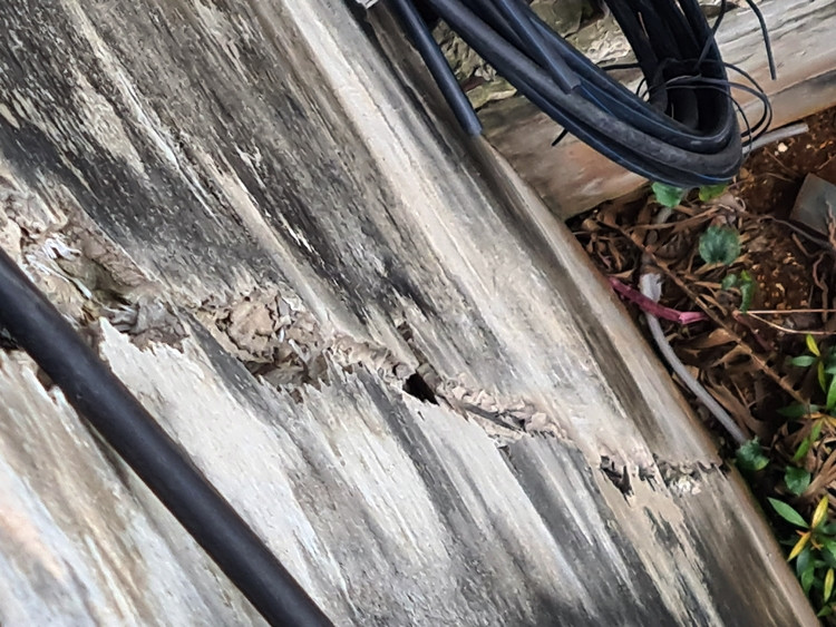 Theo quan sát của phóng viên, tại nhà ông Hải hiện có nhiều vết nứt toác chạy dài từ chân móng lên hoặc khắp trên tường, khiến kết cấu ngôi nhà bị thay đổi.