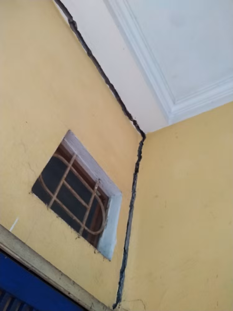 Bị ảnh hưởng nặng nề nhất trước việc thi công xây dựng trường tiểu học Thúy Lĩnh là nhà của ông Vũ Sĩ Hải (nhà số 1C, ngõ 115/10 phố Thúy Lĩnh, phường Lĩnh Nam).