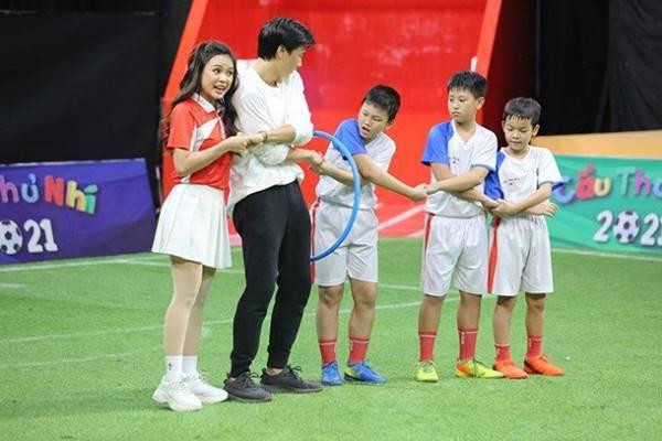 Người đẹp "chớp cơ hội" nắm chặt tay Bùi Tiến Dũng và cổ vũ nhiệt tình khiến anh ngại ngùng.