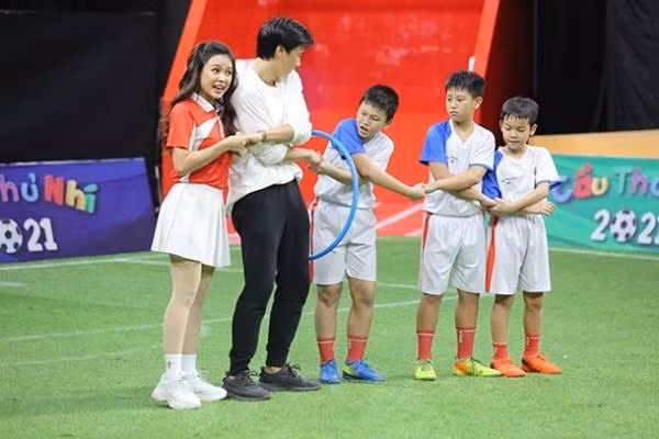 Người đẹp "chớp cơ hội" nắm chặt tay Bùi Tiến Dũng và cổ vũ nhiệt tình khiến anh ngại ngùng.