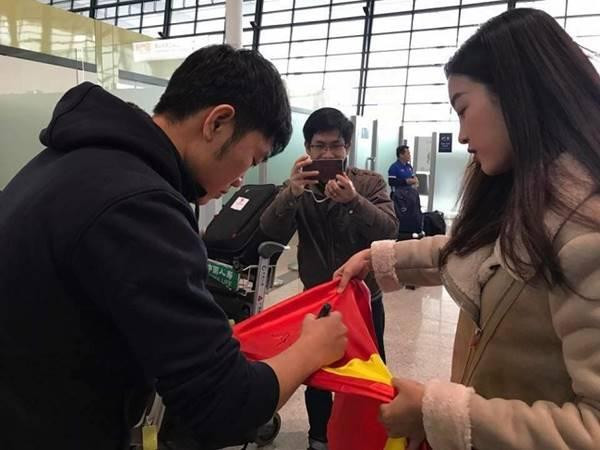 Xuân Trường ký tặng Hoa hậu Đỗ Mỹ Linh.